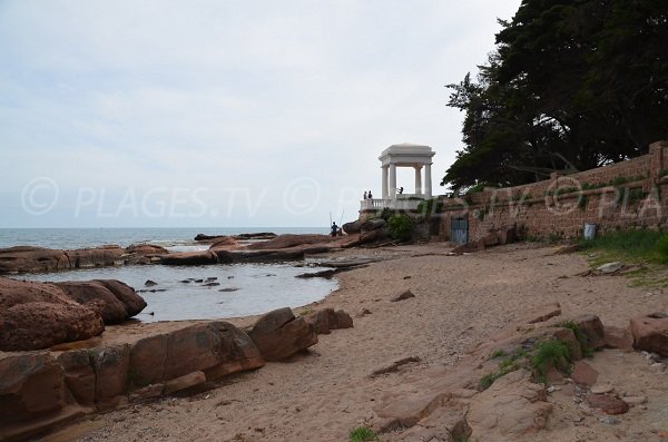 Natürlicher Pool am Strand des Val Fleuri auf der Straße zum Dramont in Var