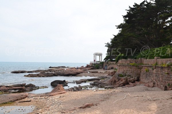 Plage de sable avec des rochers à St Raphaël - Val Fleuri