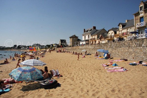 Beach and beautiful houses in Batz sur Mer