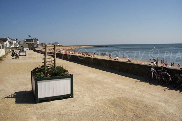 Pedestrian promenade along Valentin beach in Batz sur Mer