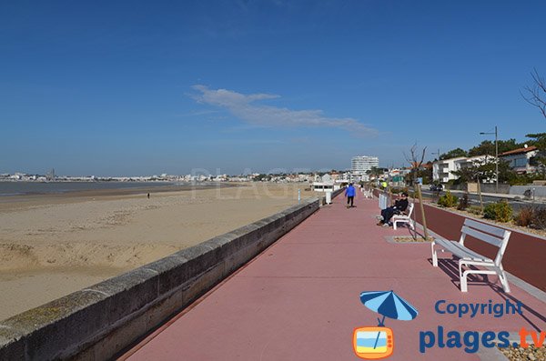 Pedestrian path along Vallières beach - St Georges de Didonne