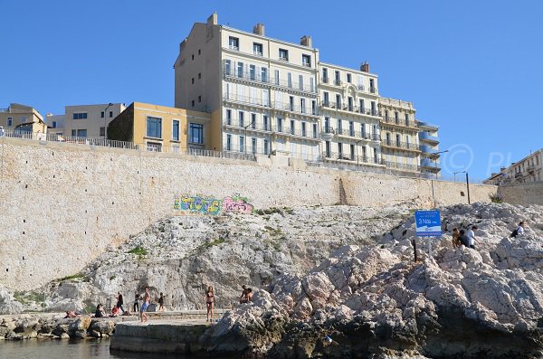 zona per il bagno fra le rocce e la spiaggia di cemento - Marsiglia