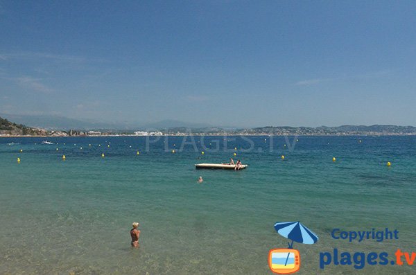 Floß am Strand im Zentrum von Théoule sur Mer