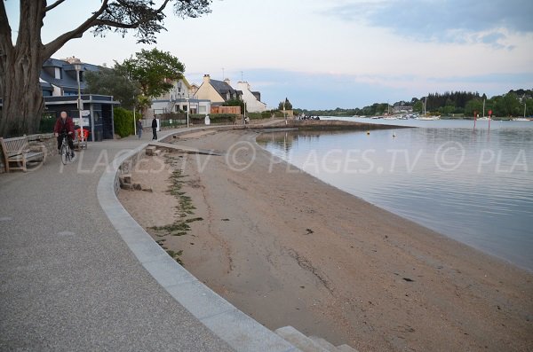 Spaziergang entlang des Strandes von Conleau in Vannes