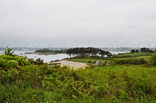 Vue générale de la plage de Varlen et de l'île Loaven