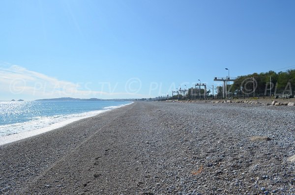 Plage de Vaugrenier, direction Antibes, vue sur le chemin de fer