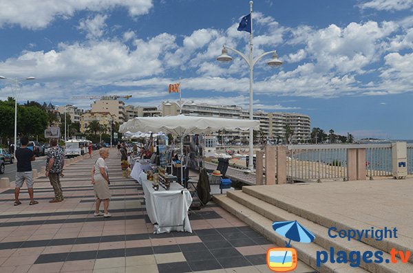 Marché d'artisans sur le bord de mer de St Raphaël