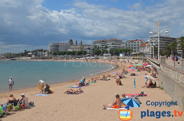 Plage du centre de St Raphaël en été