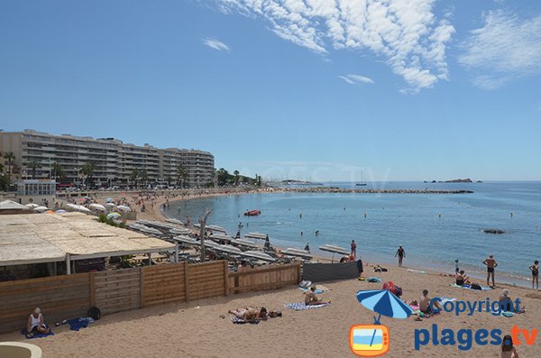 Vermietung von Liegestühlen am Strand von Veillat - St Raphael