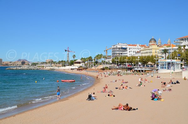 Strand mit Sand im Stadtzentrum von St Raphaël 83