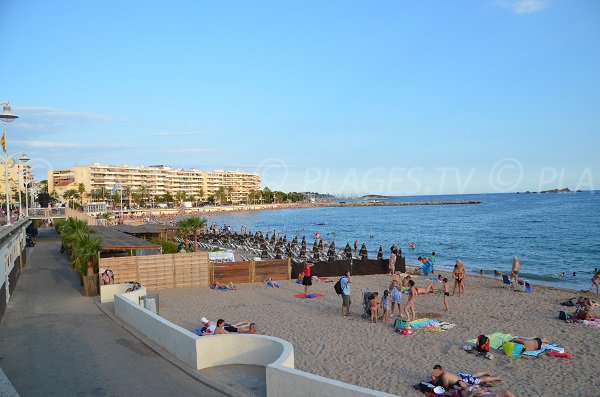 Private beaches in St Raphaël in summer