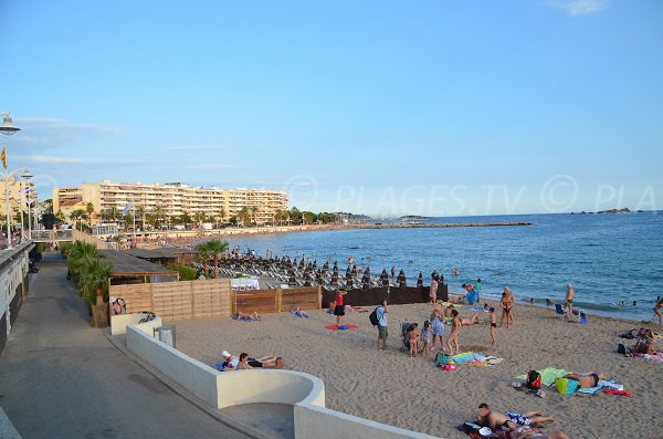 Plage du centre-ville de St Raphaël en été