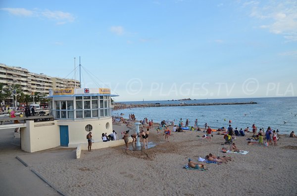 Rettungsposten am Strand Veillat im Sommer