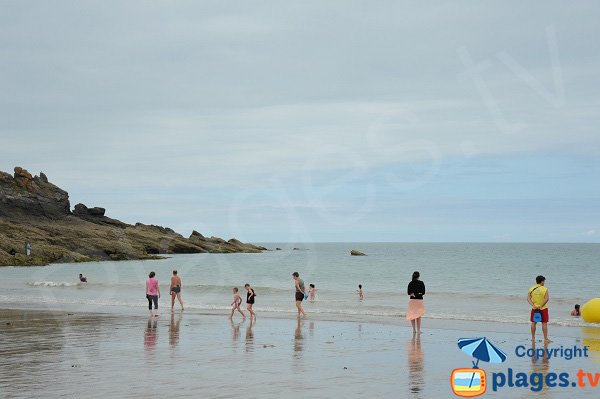 Baignade sur la plage du Verger