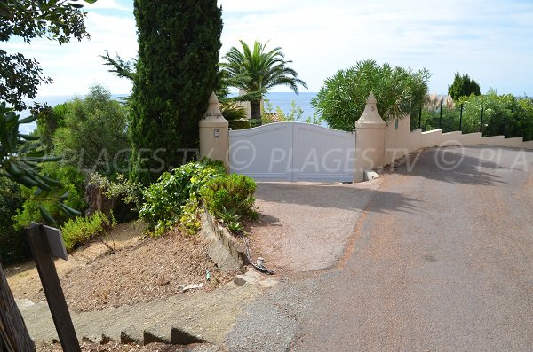 Access to the Vergeron beach of La Croix Valmer