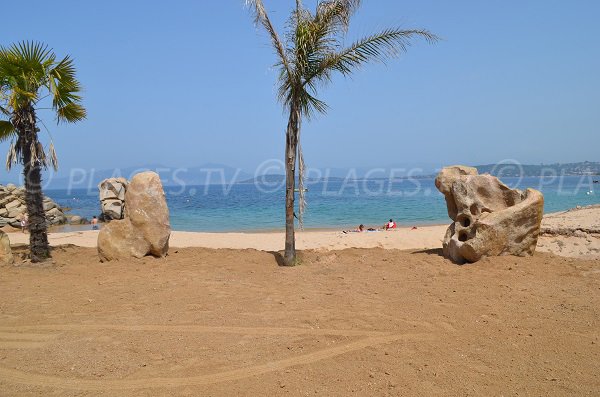 Paillote sur la plage de Verghia en Corse