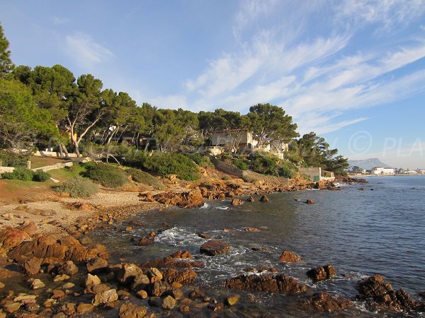 Plage de la Vernette avec vue sur la plage des Sablettes