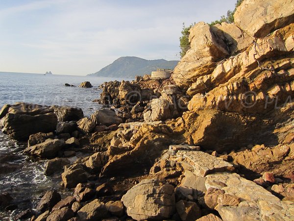 Accès à la plage de la Vernette à La Seyne avec vue sur le Cap Sicié