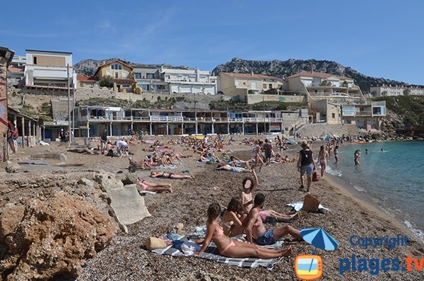 Cabanons sur la plage de la Verrerie à Marseille