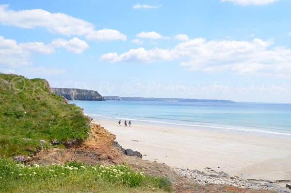 Accès à la plage de Véryach à Camaret avec vue sur la côte de Crozon