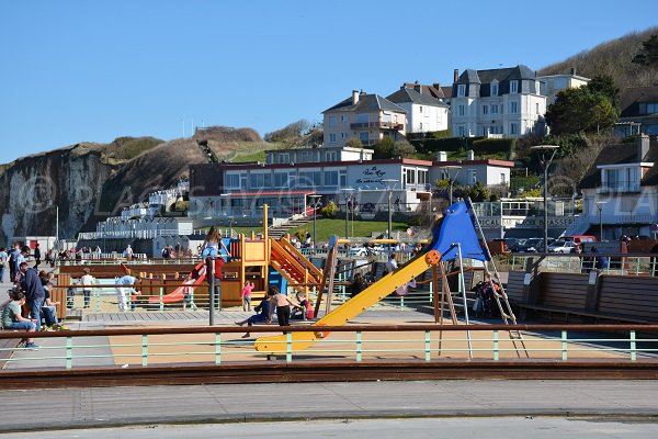 Jeux pour les enfants sur la plage de Veules les Roses