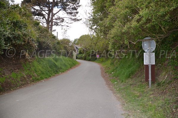 Access to Vieux Bréhec beach in Brittany