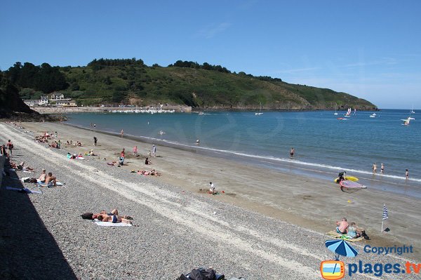 Plage de sable du Vieux Bréhec avec vue sur le port en été