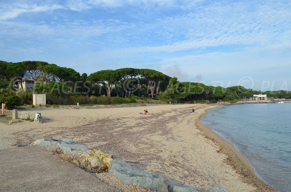 Vue globale sur la plage du Vieux Moulin de Port Grimaud