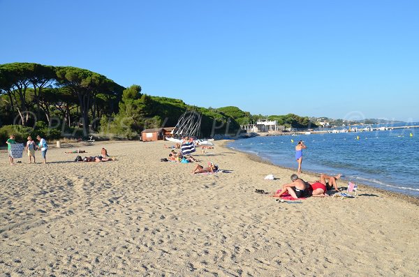 Spiaggia di sabbia a Port-Grimaud - Vieux-Moulin