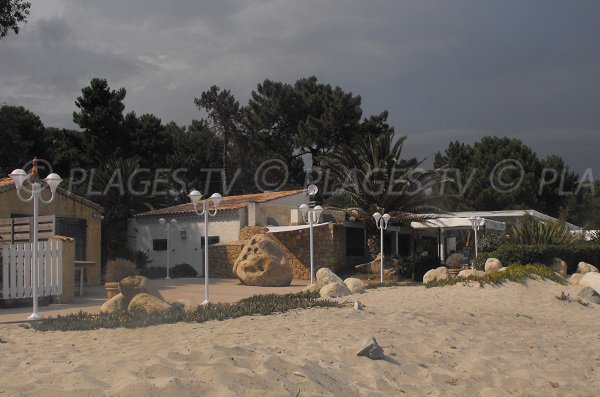 Paillotes sur la plage de Ghisonaccia en Corse