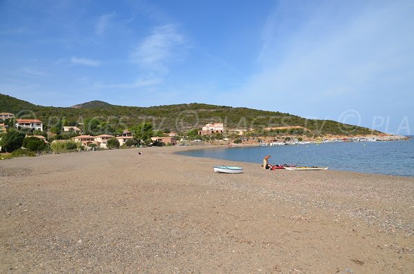 Photo de la plage à côté du port de Galéria