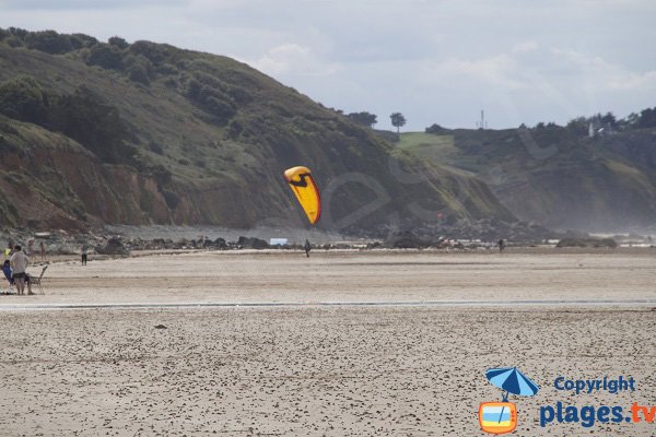 Parapente sur la plage de Ville Berneuf - Pléneuf Val André