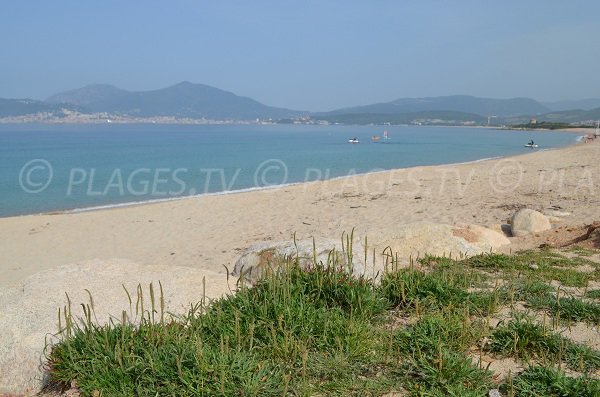 Plage de Porticcio avec vue sur Ajaccio