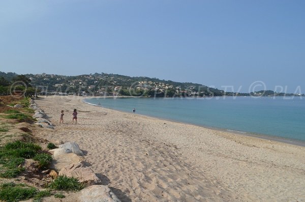 Plage de sable dans le golfe d'Ajaccio avec vue sur la pointe de Porticcio