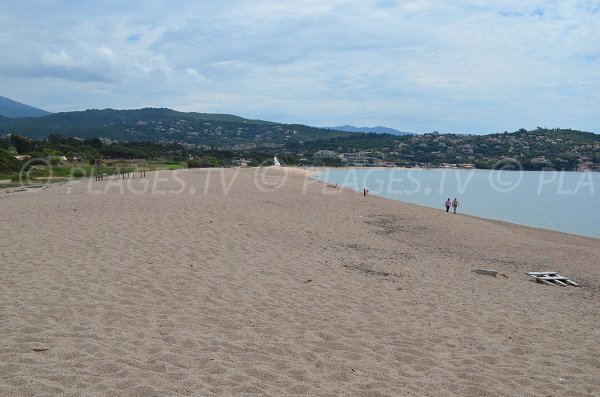 Plage de la Viva de Porticcio au niveau de la tour de Capitello