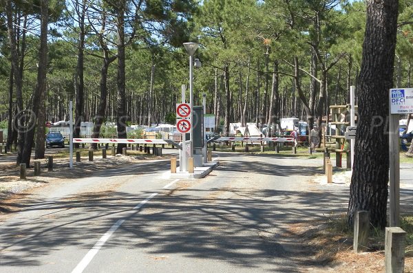 Accès au parking du Vivier à Biscarrosse