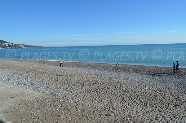 Strand mit Sand in Nizza am Segelbootstrand