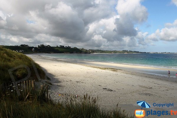 Cale de mise à l'eau sur la plage du Vougot à Guissény