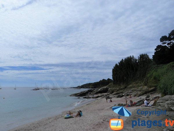 Plage avec des rochers sur l'ile de Groix - VVF