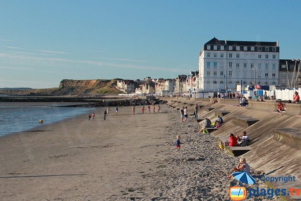 Plage avec la digue promenade de Wimereux