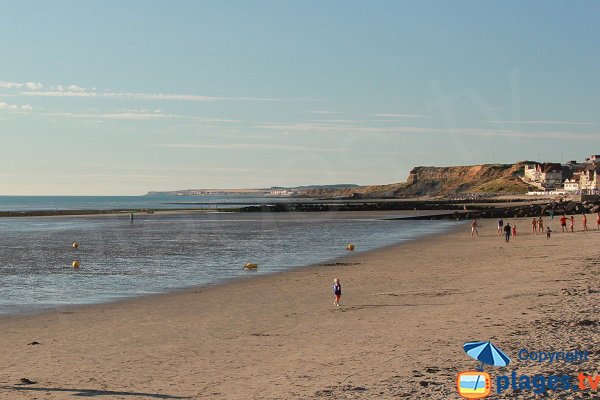 Vue sur les falaises depuis la plage de Wimereux