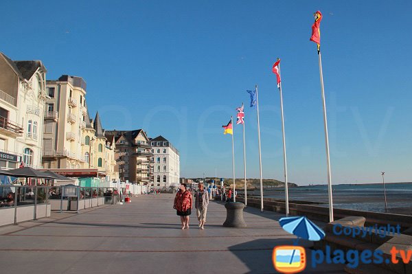 pedestrian promenade with restaurants in Wimereux