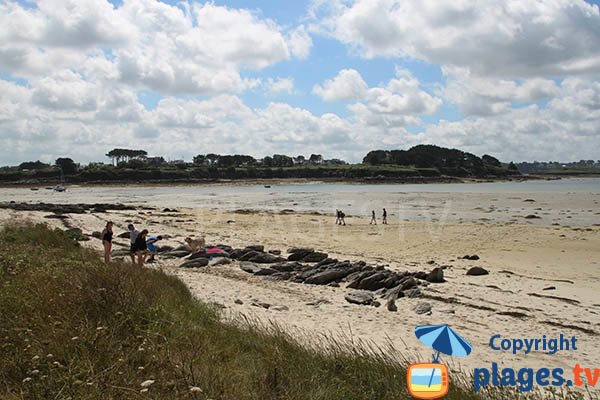 Crique de sable autour de l'ile de Wrach à Plouguerneau