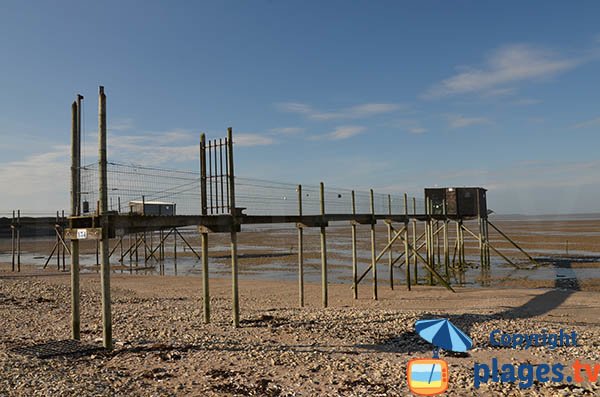 Pêcherie sur la plage d'Yves à marée basse