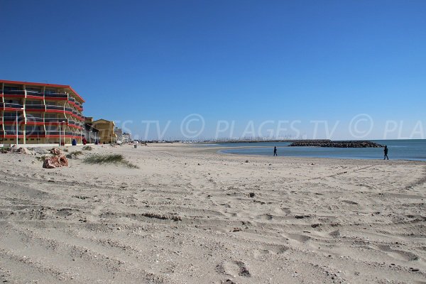 Plage du Zenith avec vue sur le port de Palavas