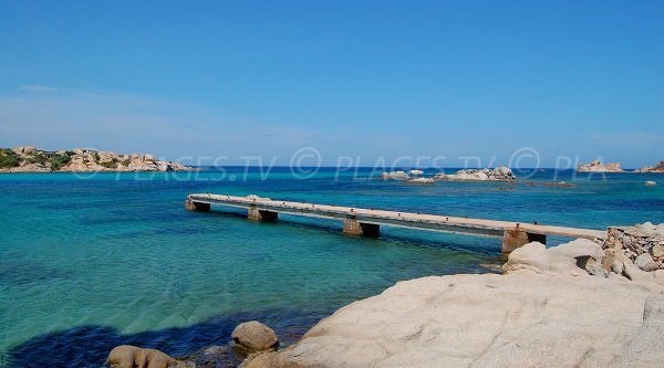 Ponton sur la plage de Zeri sur l'ile de Cavallo