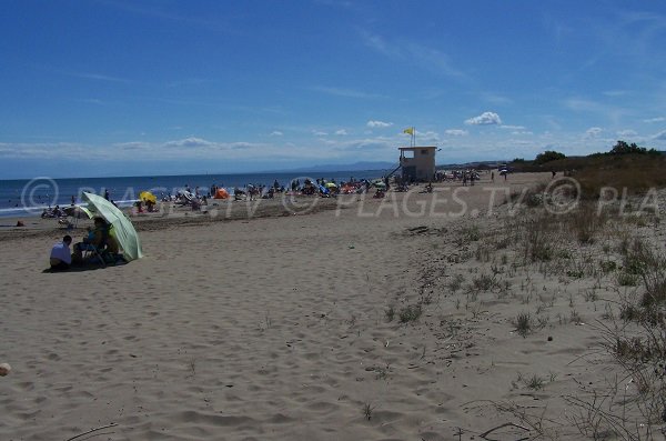 Poste de secours sur la plage des cabanes de Fleury