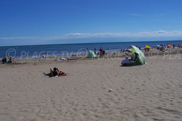 Photo of Cabanes de Fleury d'Aude beach in summer