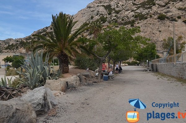 Table de pique nique sur la plage des Corbières à l'Estaque