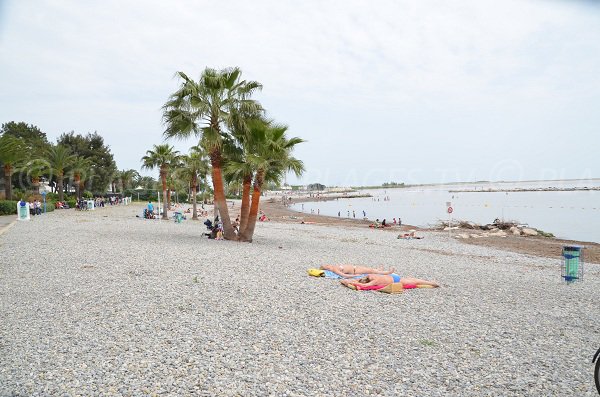 Plage de St Laurent du Var le long de la promenade Landsberg